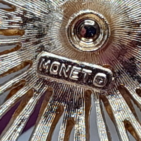 Vintage MONET Signed Gold Plated Flower Brooch Pin, 2 Inches, 1950s - Picture 5 of 10